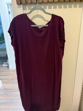 Women's Short Sleeve Scoop Neck Top in Burgundy